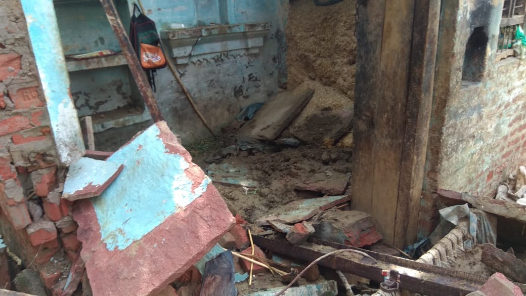Six houses collapsed in Firozabad and one died 