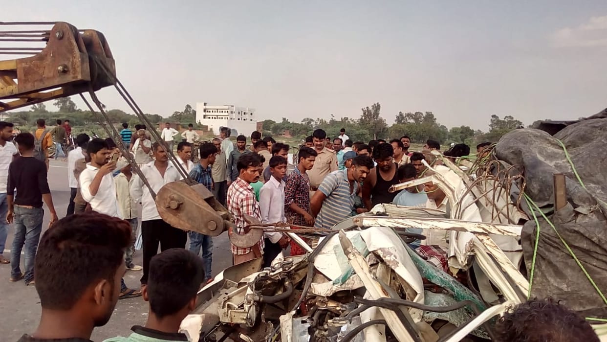 Pick up hit back side of truck on highway at jaunpur