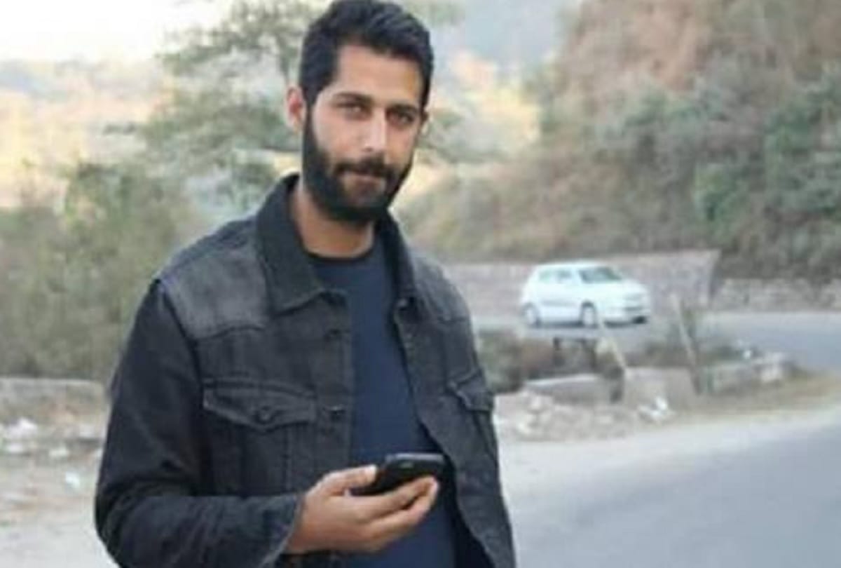 Jammu and kashmir constable Javaid Ahmad Dar Shirtless photo viral on social media