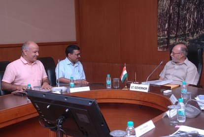 cm kejriwal manish sisodia arrive to meet lg anil baijal regarding support in supreme court verdict
