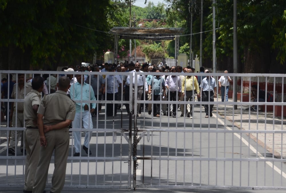 allahabad issued summon to lucknow university vice chancellor for incident happened in university 