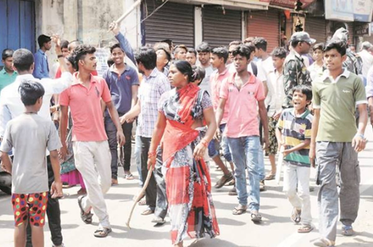 Crowd beat two Congress leaders including three people, suspected of being a thief
