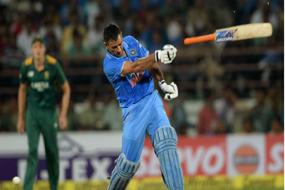 ms dhoni magic bat sold out in 72 lakh rupees