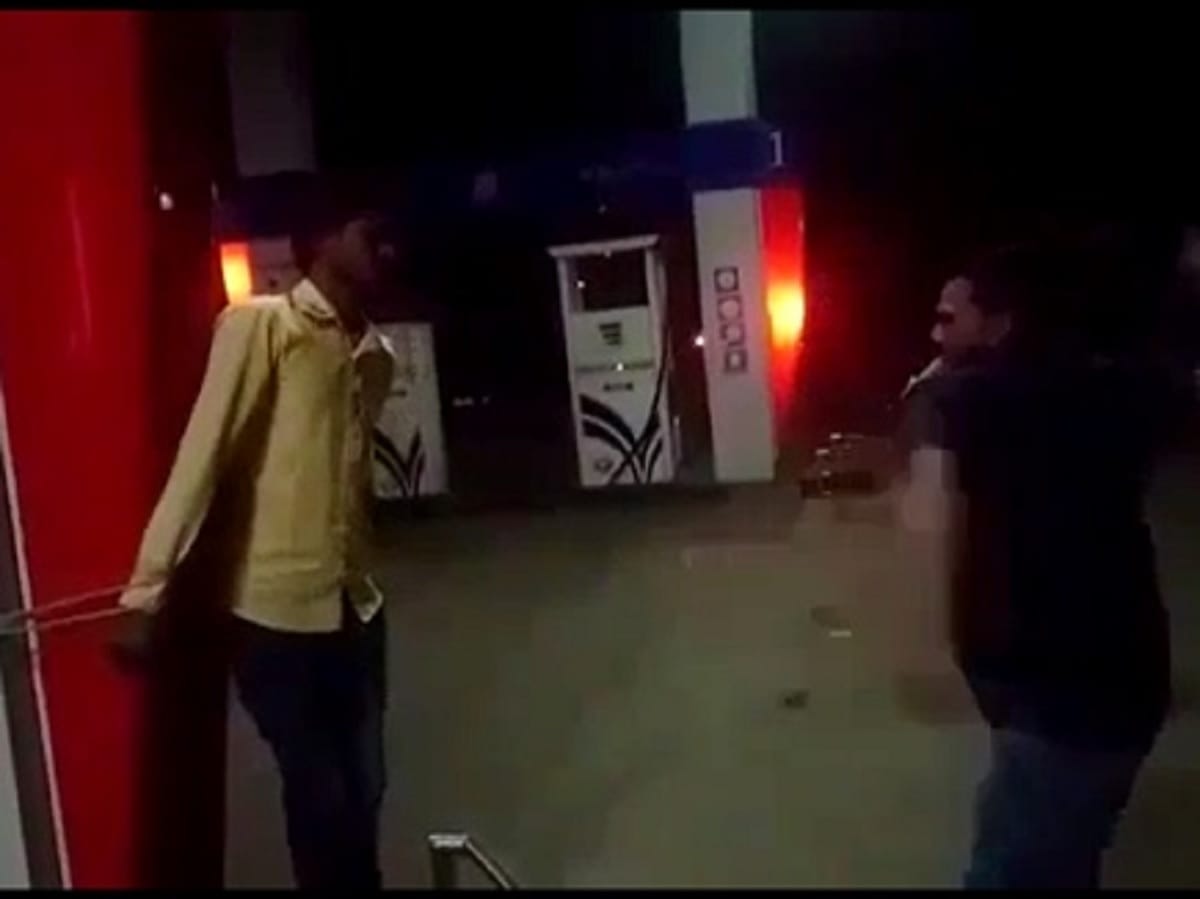 madhya pradesh hoshangabad  employee beated by petrol pump owner 
