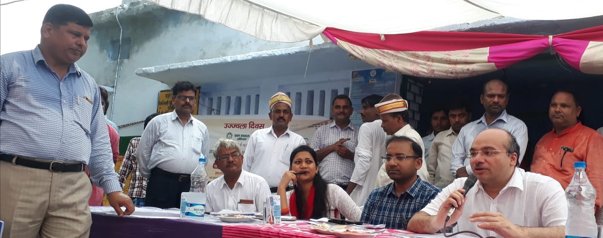 सचिव के सामने एक्सईएन को ग्रामीणों ने सुनाई खरी-खोटी