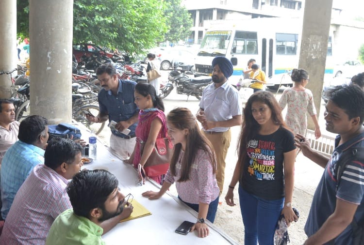Students not received help at Punjab University Help Desk