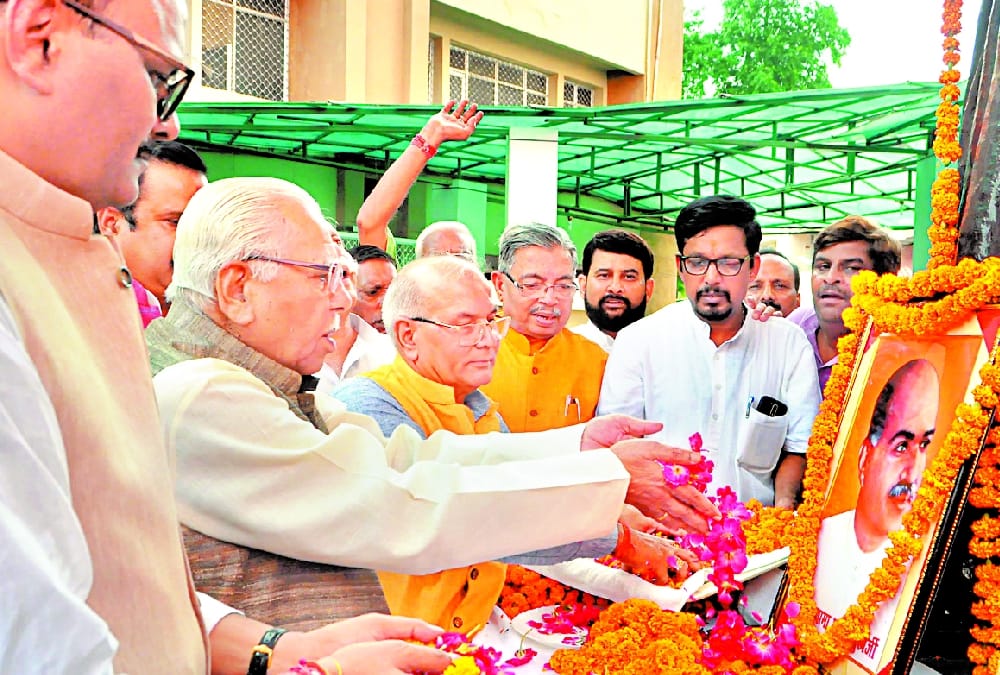 governor ram naik pays tribute to the statue of dr shyama prasad mukherjee.