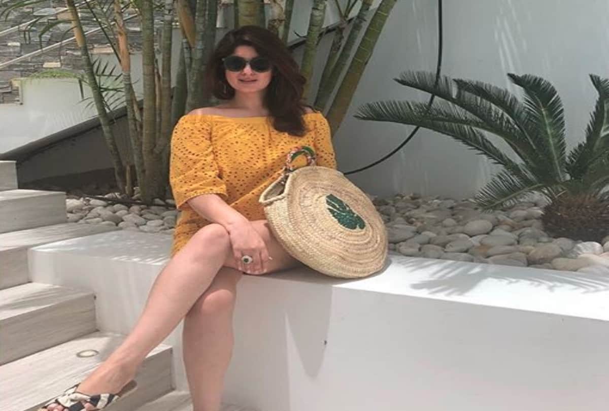 Twinkle Khanna reveal her name in son Aarav mobile phone