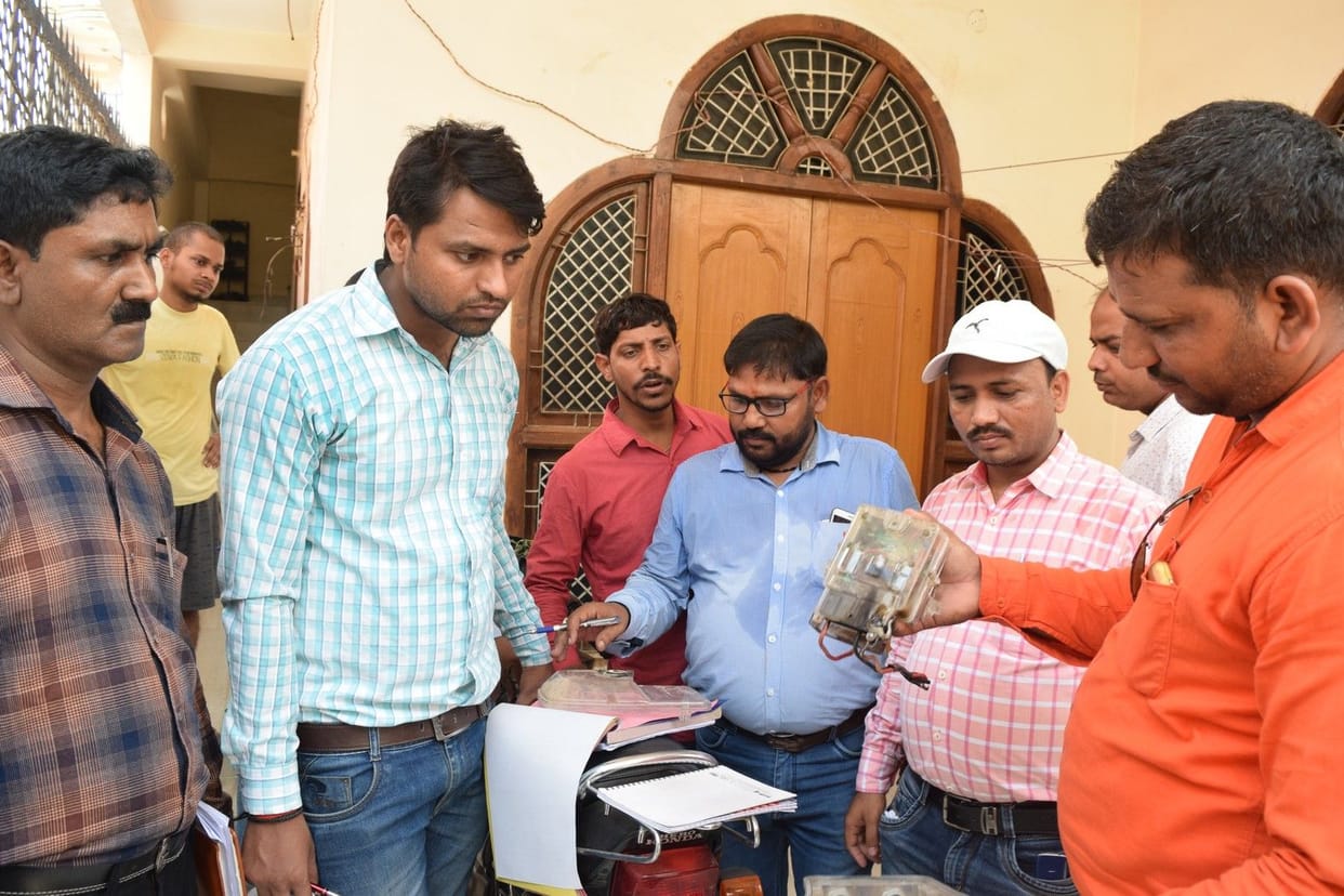 विद्युत विभाग की विजिलेंस टीम ने डीजे कालोनी में मारा छापा