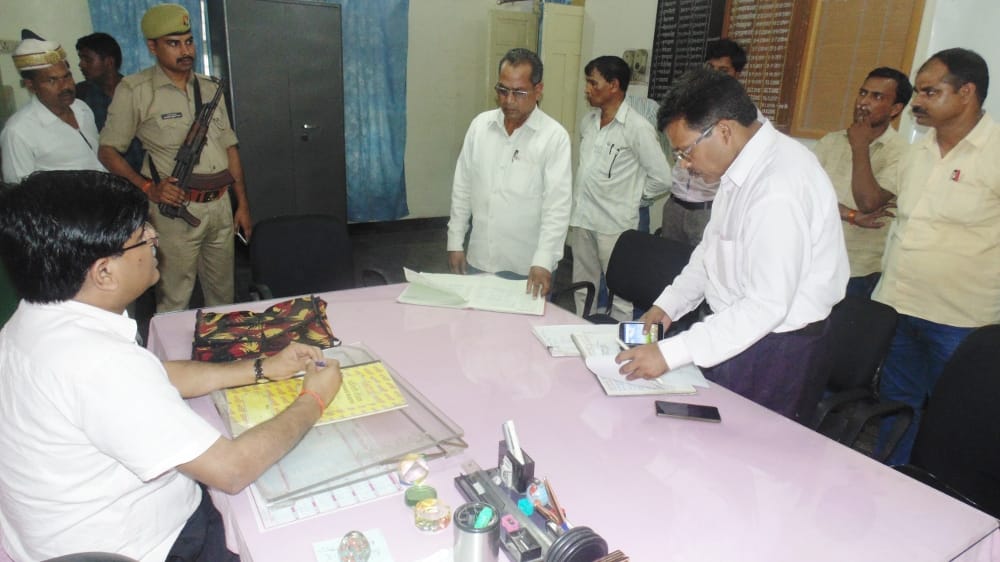 XEN absent in office, prevented wages