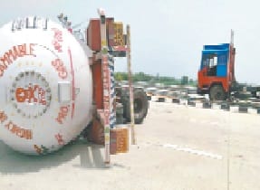 KGP expressway par gas tanker palta