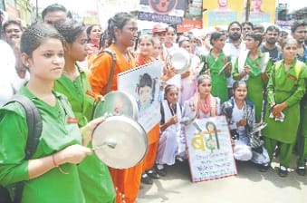 betion par badhte apradhon ke virodh mein bajayin thaliyan