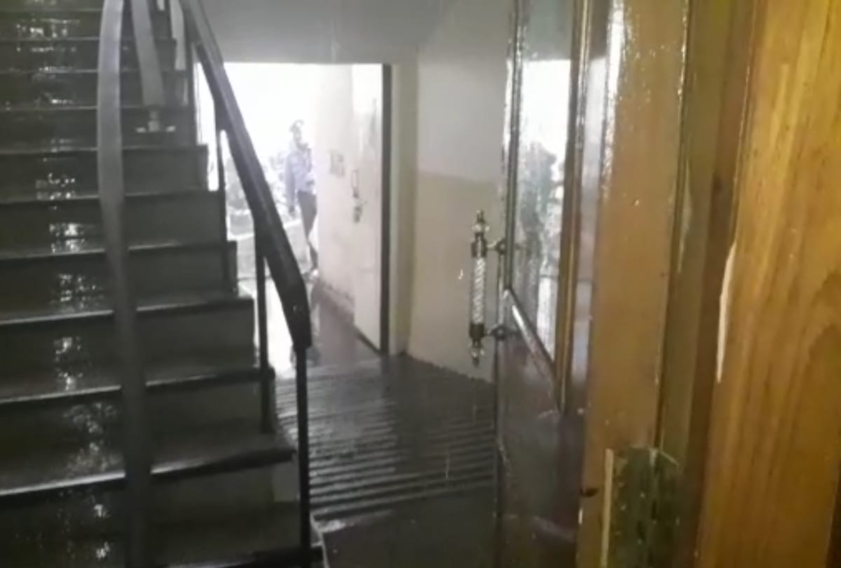 fire caught in sbi main branch lucknow