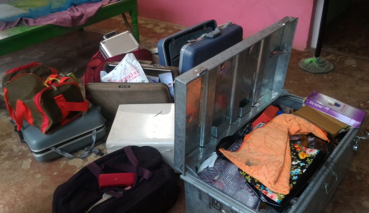 छत के रास्ते घर में घुसे चोर, लाखों का सामान उड़ाया