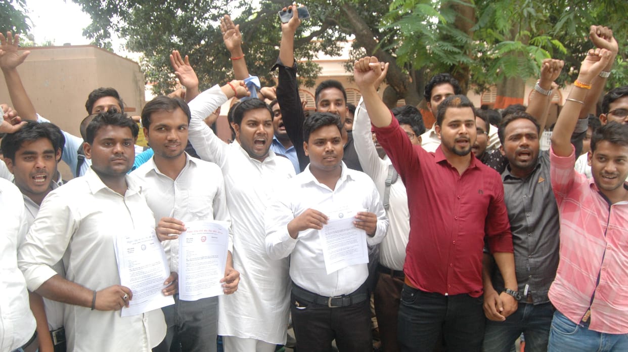 बीटीसी प्रशिक्षुओं ने निकाला जुलूस, किया प्रदर्शन