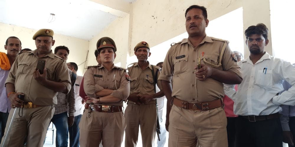 लेखपालों के धरनास्थल पर पुलिस के छापे, मांट में गिरफ्तारी