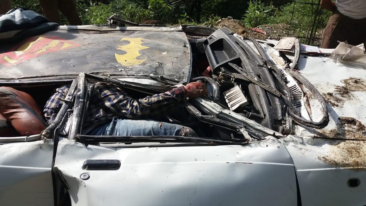 accident in mussoorie whole car struck