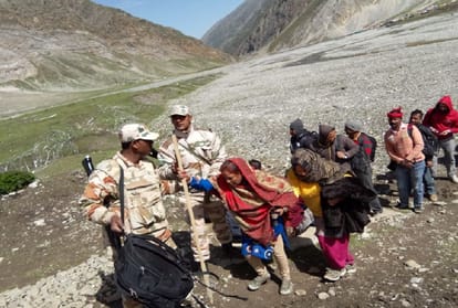 jammu and kashmir: Rescue teams with dogs in Amarnath Yatra