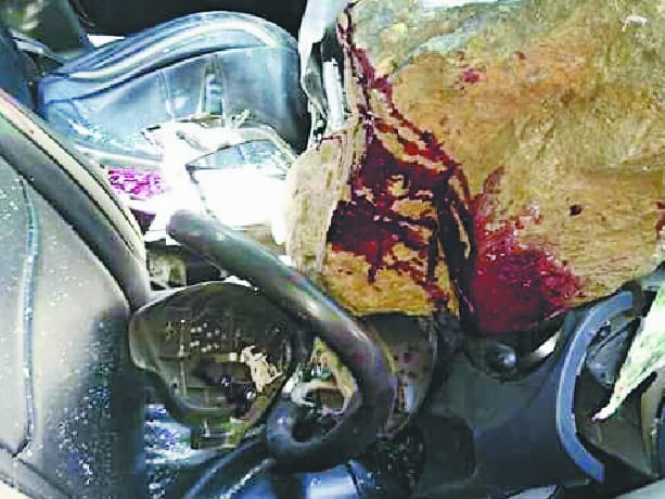 पहाड़ी से चलती कार पर गिरा बड़ा पत्थर, शिक्षक की मौत