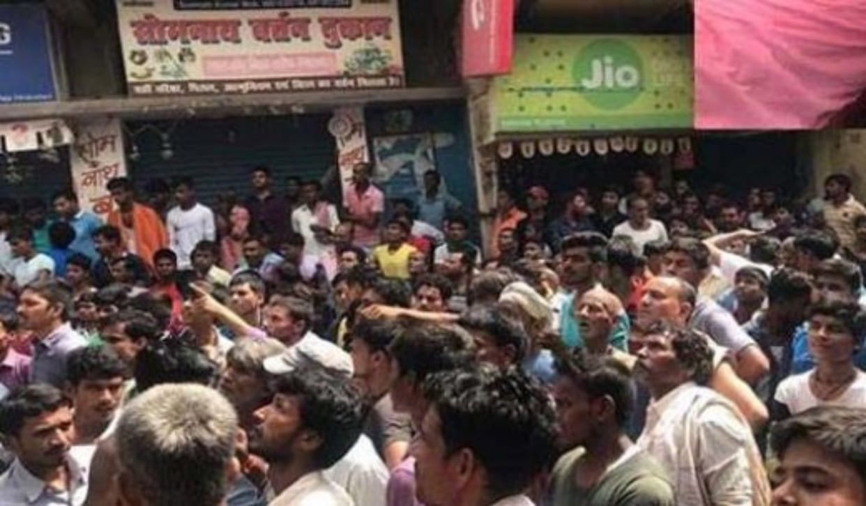 Bihar: bike men shot dead mobile shop owner, mob beat and fired one accused