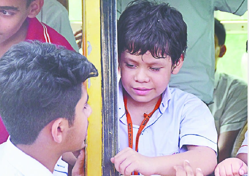 untrained haatho me school bus ki kamaan