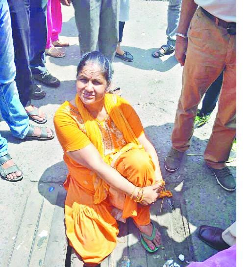 बस स्टैंड पर बने चैंबर में फंसा महिला का पांव