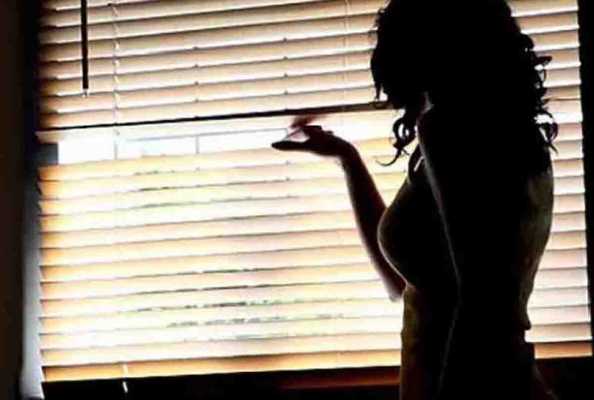 A Girl from from arrested by Noida police for blackmailing and honey trap
