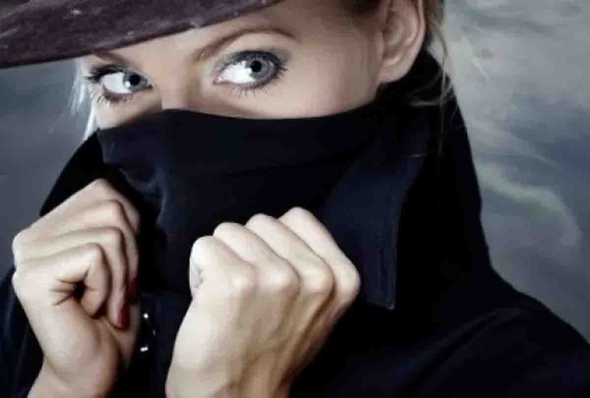 A Girl from from arrested by Noida police for blackmailing and honey trap