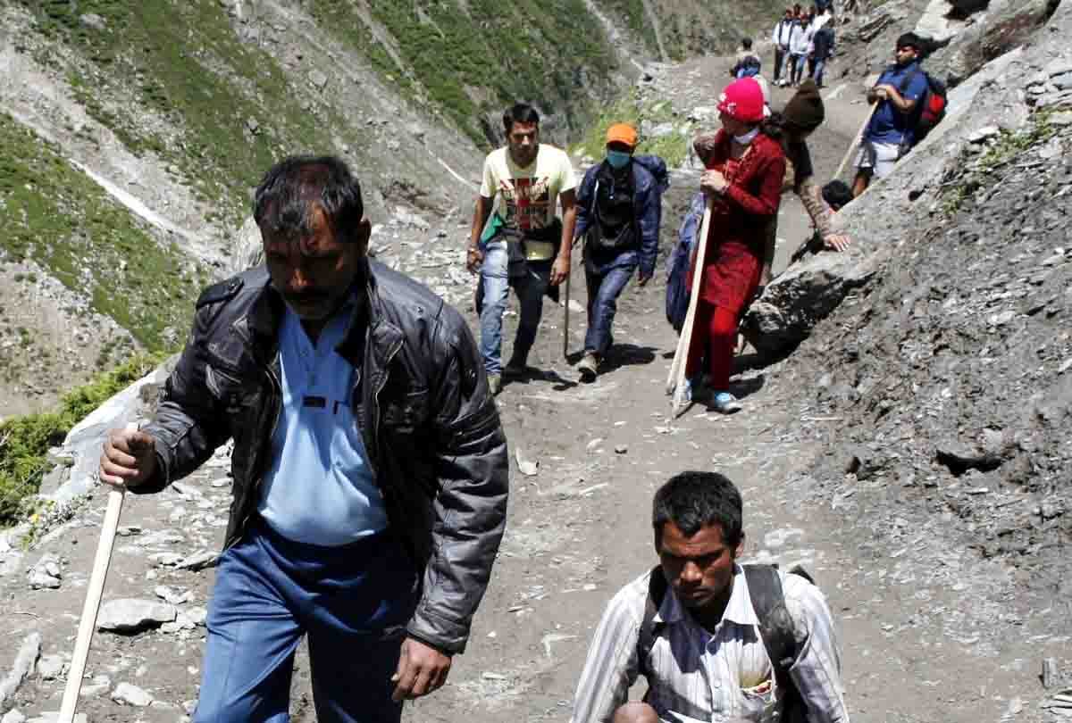 blockages in amarnath yatra devotees going to ladakh and vaishnodevi