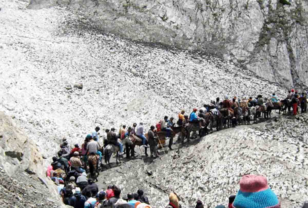 blockages in amarnath yatra devotees going to ladakh and vaishnodevi