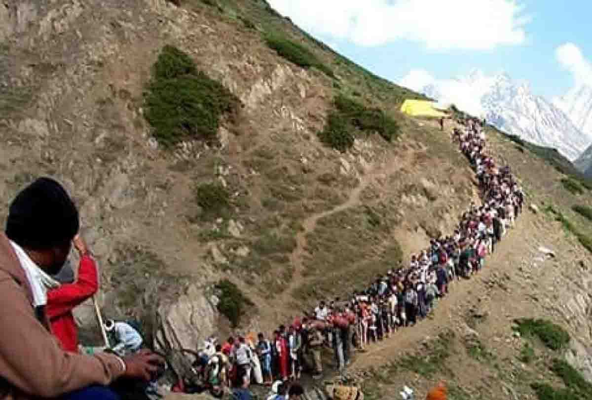 blockages in amarnath yatra devotees going to ladakh and vaishnodevi