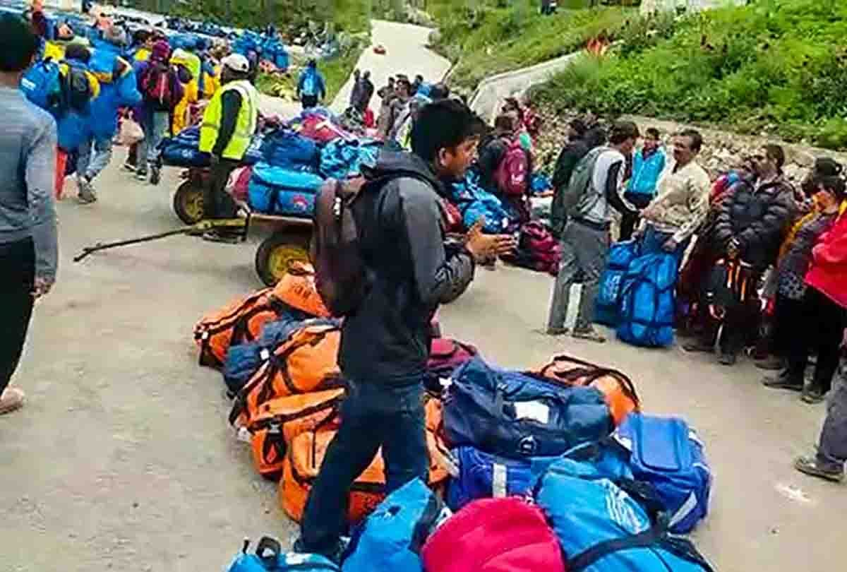 blockages in amarnath yatra devotees going to ladakh and vaishnodevi