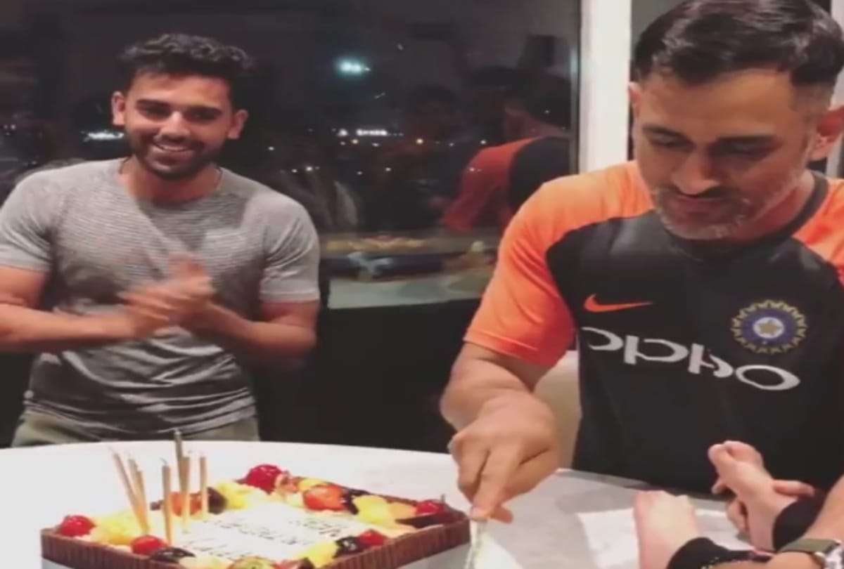 Anushka Sharma Trolled For Her Expression At Mahendra Singh Dhoni Birthday Party