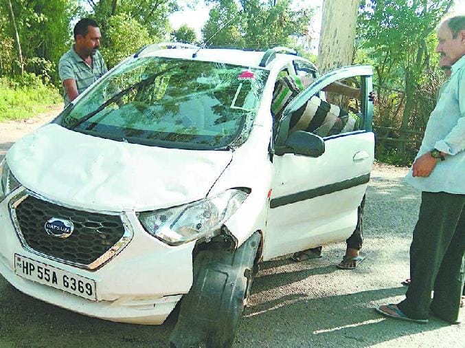 अनियंत्रित कार पुली से टकराई, दो घायल