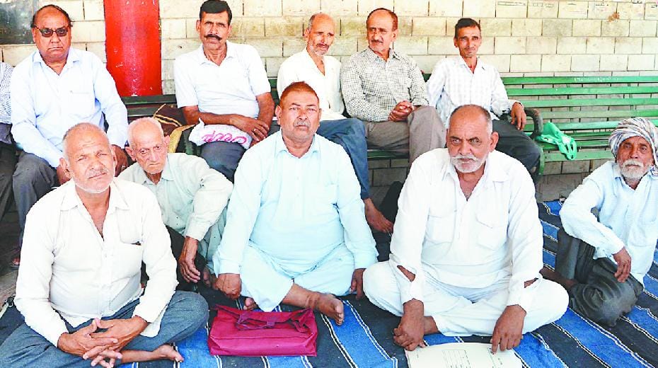 भूमि फर्जीवाड़े की निष्पक्ष जांच न होने पर भूख हड़ताल पर बैठे ग्रामीण