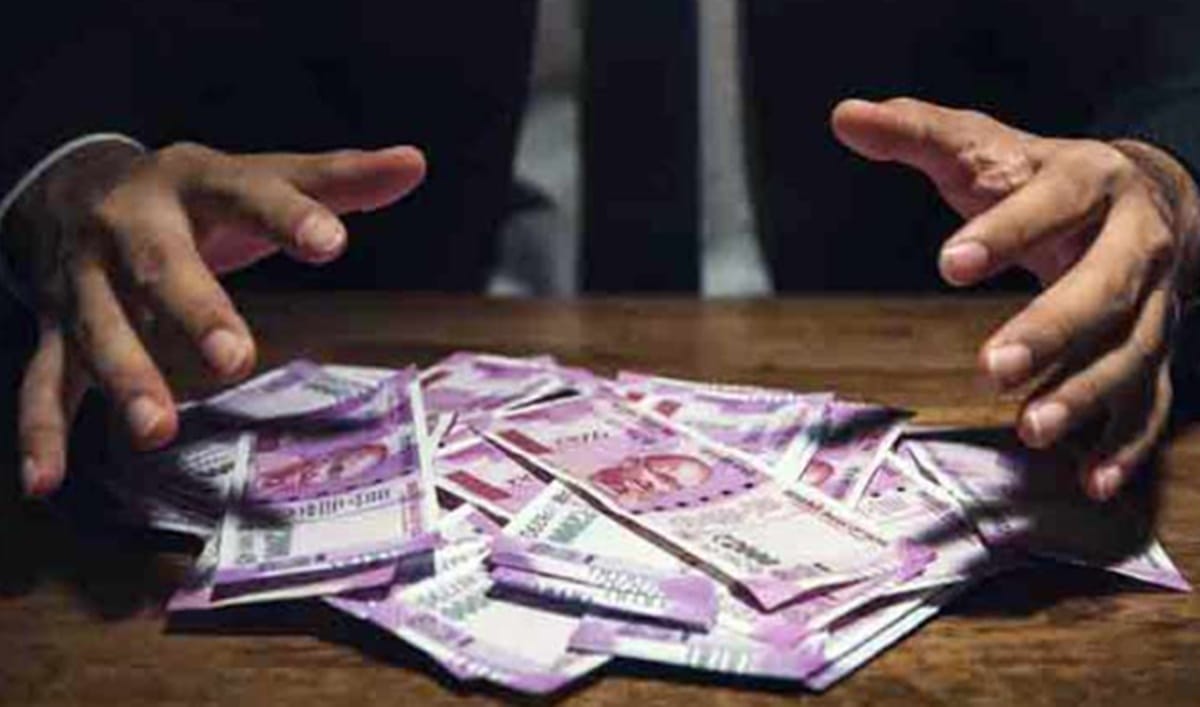 Sipahi was running gambling den in Lucknow.