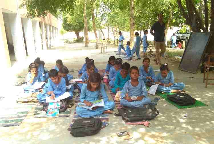 unique school, no electricity connection in indian village government school