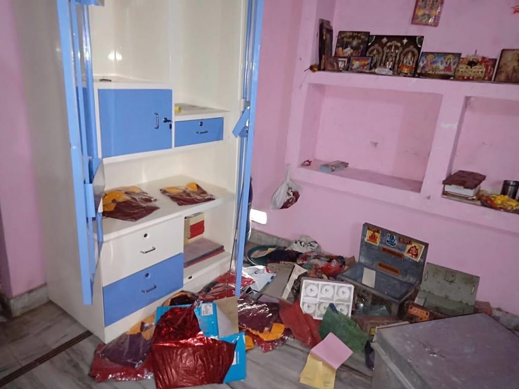 dacoity on gun point at trader's house in agra