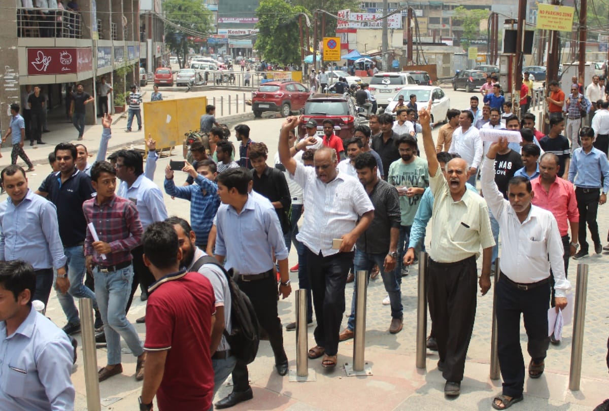 Shops closed in protest of increased parking charges in noida
