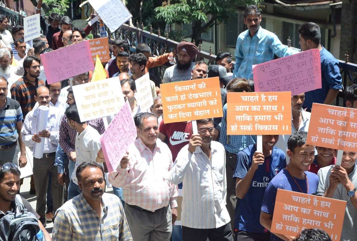 तंबाकू उत्पाद बिक्री के नए नियम के खिलाफ कारोबारी