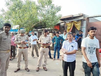 dacoity on gun point at trader's house in agra