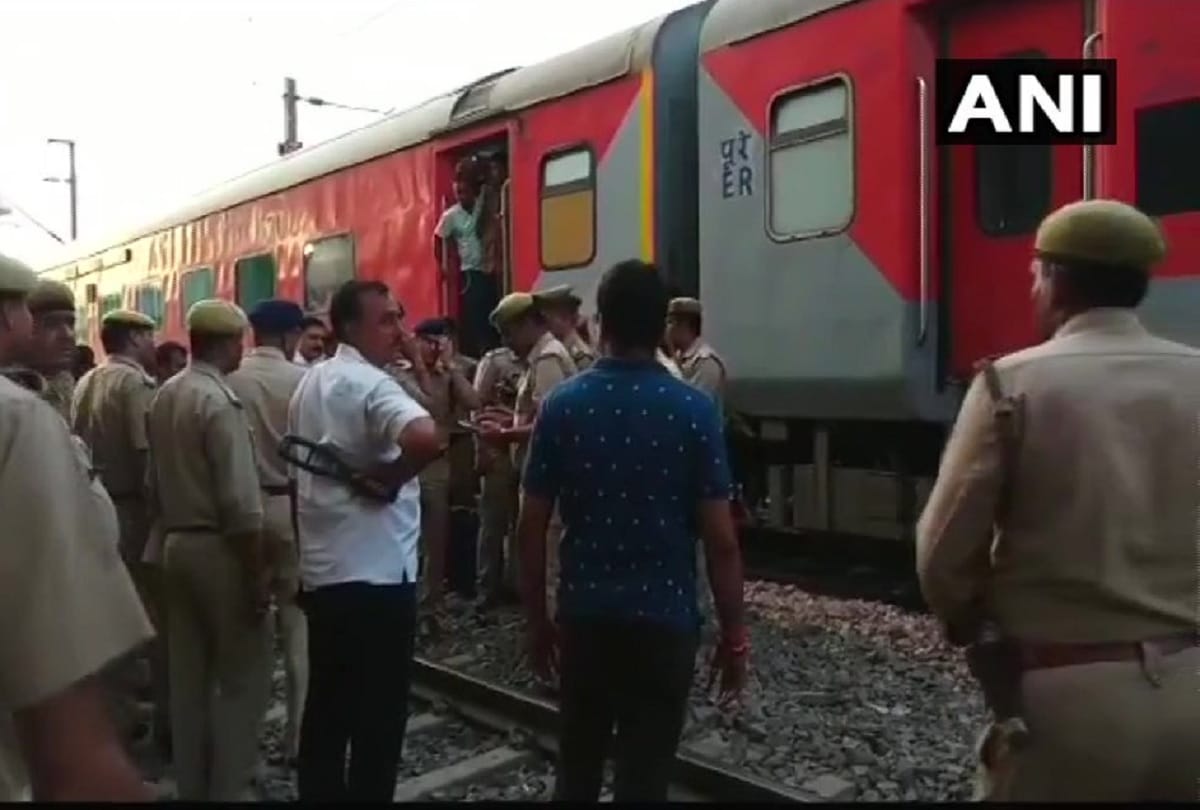 Howrah New Delhi Rajdhani Express halts at Ghaziabad railway station after bomb call