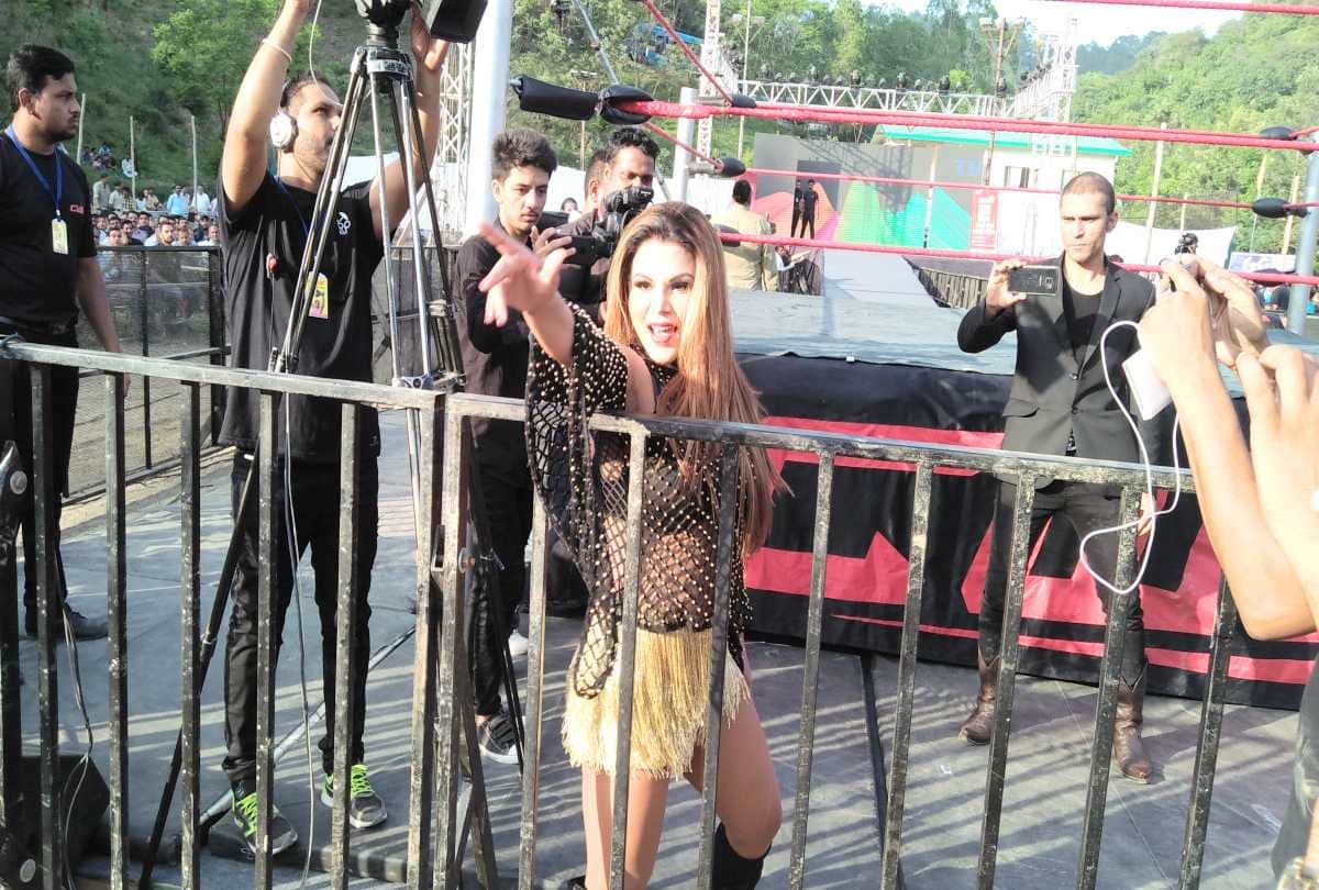 rakhi sawant dance on bhojpuri song with pawan singh