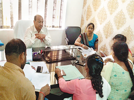  बीएसए कार्यालय में काउंसलिंग कराते एसडीएम। 