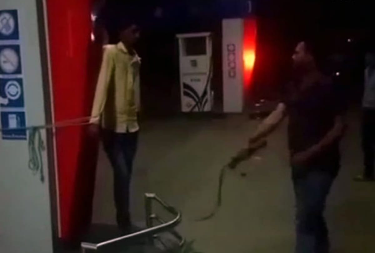 Youth beaten by petrol pump owner for not coming on work in madhya pradesh 