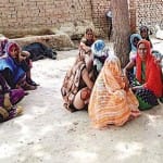 घर में बैठीं गमगीन महिलाएं। 