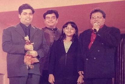karan johar receiving an award from sonakshi sinha viral video
