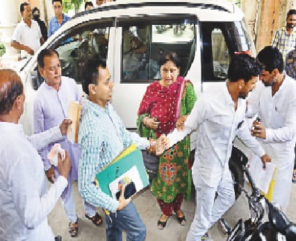 saharanpur nagar nigam mein XEN ko gaadi se kheenchkar dhoop mein baithaya