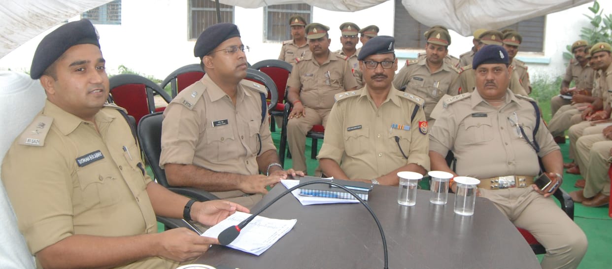 अपनों को पाकर बालक और बालिकाओं का खिला चेहरा