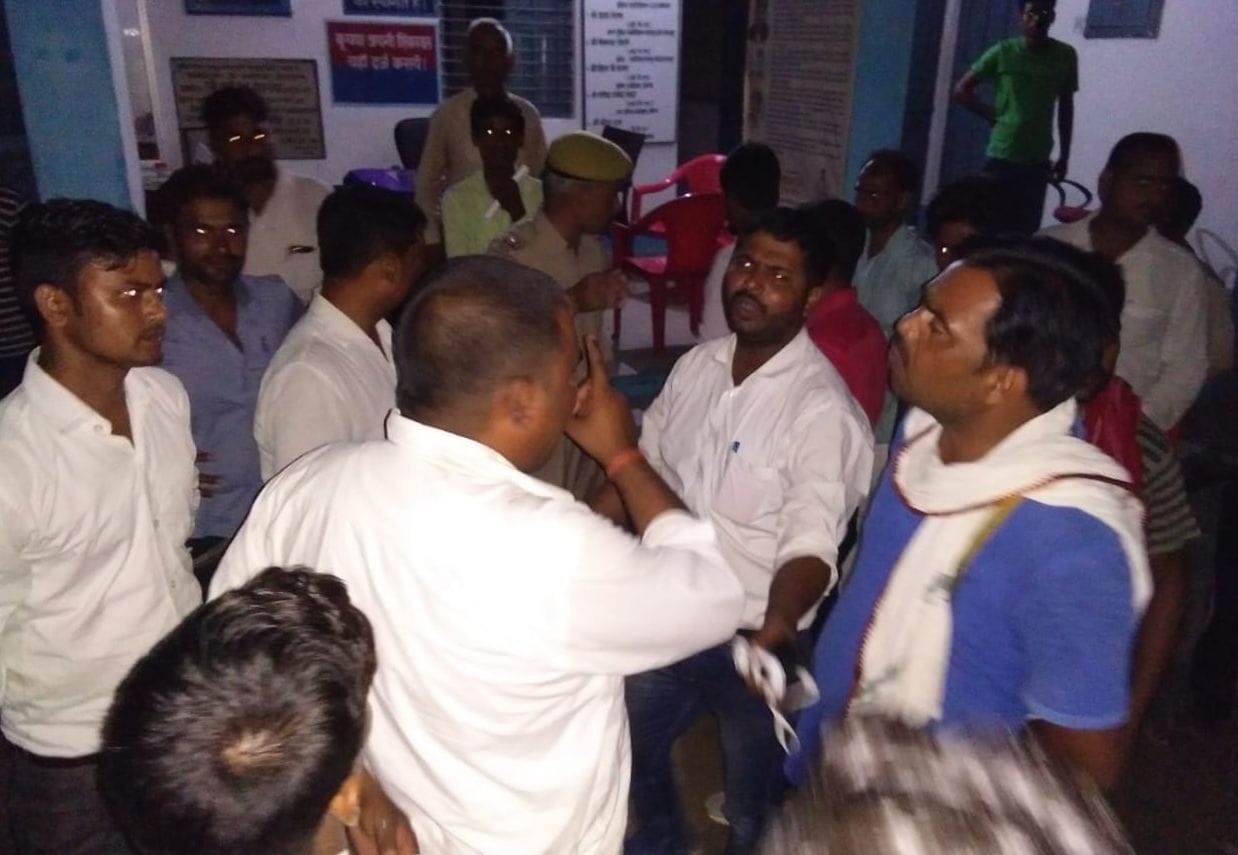 थाने में भिड़े भाजपा पदाधिकारी, हुई झड़प